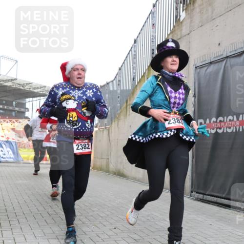 08.12.2024 - St. Pauli X-Mass-Run No. 14 H.Heesch http://msf.ph/oto/7490505 08.12.2024 10:04:44 Ziel 31, 89, 791, 1421, 2382, 2383, 2604, 3008, 299, 627, 634, 791, 2380, 2382, 2383 meine-sportfotos.de