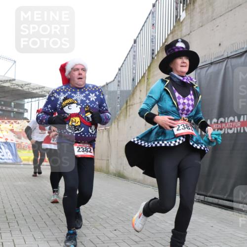 08.12.2024 - St. Pauli X-Mass-Run No. 14 H.Heesch http://msf.ph/oto/7490512 08.12.2024 10:04:44 Ziel 31, 89, 791, 1421, 2382, 2383, 2604, 3008, 299, 627, 634, 791, 2380, 2382, 2383 meine-sportfotos.de