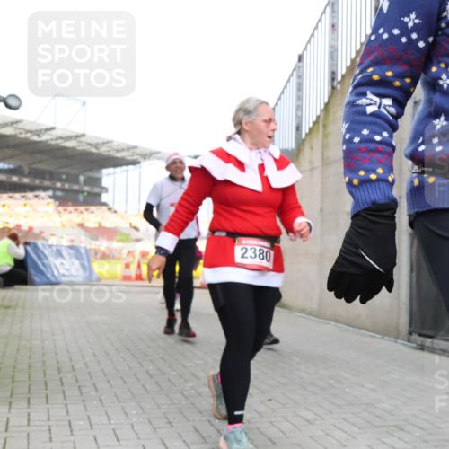 08.12.2024 - St. Pauli X-Mass-Run No. 14 H.Heesch http://msf.ph/oto/7490518 08.12.2024 10:04:45 Ziel 31, 89, 791, 1421, 2380, 2382, 2383, 2604, 3008, 299, 627, 634, 2380, 2382, 2383 meine-sportfotos.de