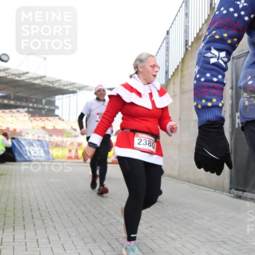 08.12.2024 - St. Pauli X-Mass-Run No. 14 H.Heesch http://msf.ph/oto/7490525 08.12.2024 10:04:45 Ziel 31, 89, 791, 1421, 2380, 2382, 2383, 2604, 3008, 299, 627, 634, 2380, 2382, 2383 meine-sportfotos.de