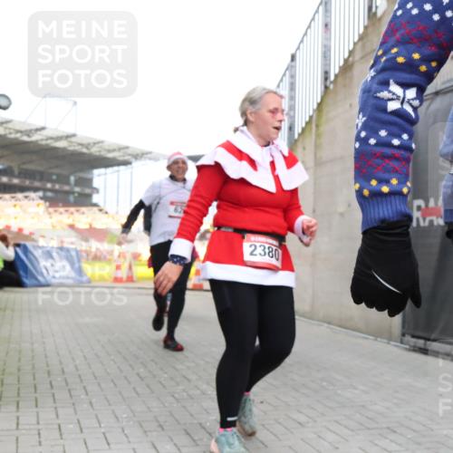 08.12.2024 - St. Pauli X-Mass-Run No. 14 H.Heesch http://msf.ph/oto/7490532 08.12.2024 10:04:45 Ziel 31, 89, 791, 1421, 2380, 2382, 2383, 2604, 3008, 299, 627, 634, 2380, 2382, 2383 meine-sportfotos.de