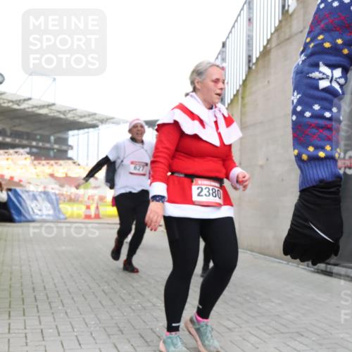 08.12.2024 - St. Pauli X-Mass-Run No. 14 H.Heesch http://msf.ph/oto/7490545 08.12.2024 10:04:45 Ziel 31, 89, 791, 1421, 2380, 2382, 2383, 2604, 3008, 299, 627, 634, 2380, 2382, 2383 meine-sportfotos.de