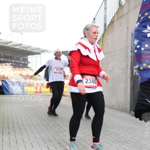 08.12.2024 - St. Pauli X-Mass-Run No. 14 H.Heesch http://msf.ph/oto/7490552 08.12.2024 10:04:45 Ziel 31, 89, 791, 1421, 2380, 2382, 2383, 2604, 3008, 299, 627, 634, 2380, 2382, 2383 meine-sportfotos.de