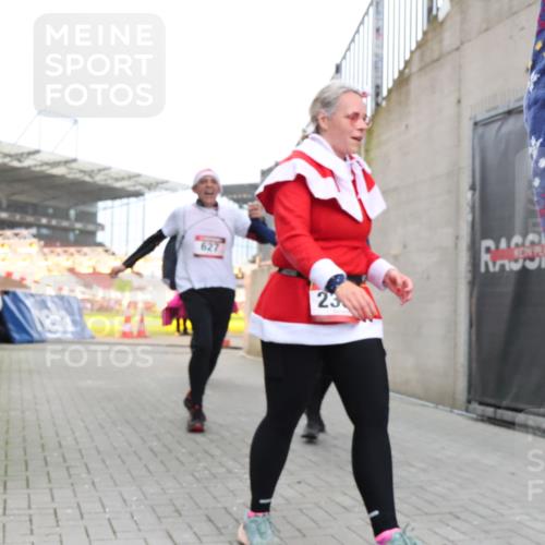08.12.2024 - St. Pauli X-Mass-Run No. 14 H.Heesch http://msf.ph/oto/7490558 08.12.2024 10:04:46 Ziel 31, 89, 299, 627, 634, 791, 1421, 2380, 2382, 2383, 2604, 3008, 299, 595, 627, 634, 748, 2380, 2485 meine-sportfotos.de