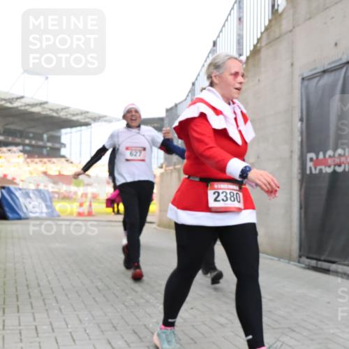 08.12.2024 - St. Pauli X-Mass-Run No. 14 H.Heesch http://msf.ph/oto/7490565 08.12.2024 10:04:46 Ziel 31, 89, 299, 627, 634, 791, 1421, 2380, 2382, 2383, 2604, 3008, 299, 595, 627, 634, 748, 2380, 2485 meine-sportfotos.de