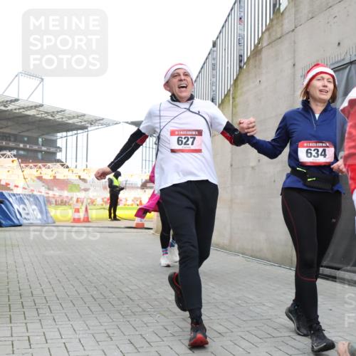 08.12.2024 - St. Pauli X-Mass-Run No. 14 H.Heesch http://msf.ph/oto/7490574 08.12.2024 10:04:46 Ziel 31, 89, 299, 627, 634, 791, 1421, 2380, 2382, 2383, 2604, 3008, 299, 595, 627, 634, 748, 2380, 2485 meine-sportfotos.de