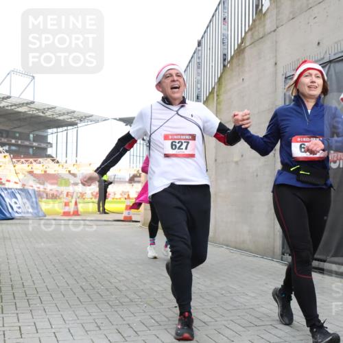 08.12.2024 - St. Pauli X-Mass-Run No. 14 H.Heesch http://msf.ph/oto/7490582 08.12.2024 10:04:46 Ziel 31, 89, 299, 627, 634, 791, 1421, 2380, 2382, 2383, 2604, 3008, 299, 595, 627, 634, 748, 2380, 2485 meine-sportfotos.de
