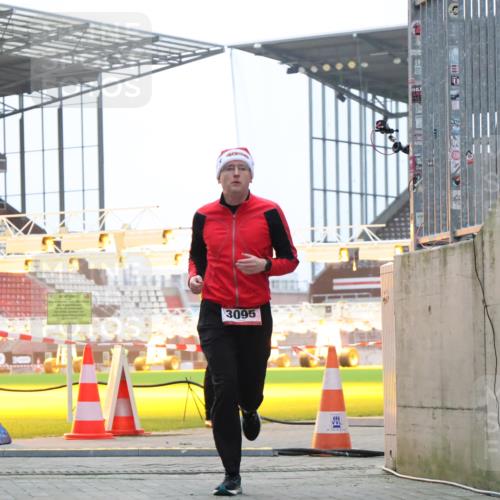 08.12.2024 - St. Pauli X-Mass-Run No. 14 H.Heesch http://msf.ph/oto/7490583 08.12.2024 09:56:56 Ziel 288, 2837, 2839, 3095 meine-sportfotos.de