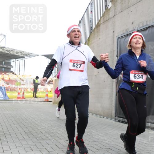 08.12.2024 - St. Pauli X-Mass-Run No. 14 H.Heesch http://msf.ph/oto/7490596 08.12.2024 10:04:47 Ziel 31, 89, 299, 627, 634, 791, 1421, 2380, 2382, 2383, 3008, 299, 595, 627, 634, 748, 2380, 2485 meine-sportfotos.de