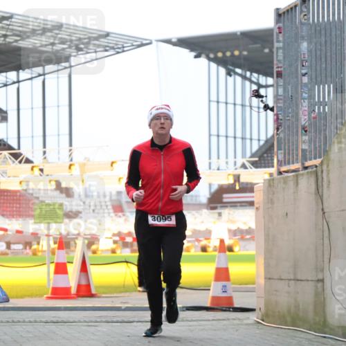 08.12.2024 - St. Pauli X-Mass-Run No. 14 H.Heesch http://msf.ph/oto/7490598 08.12.2024 09:56:56 Ziel 288, 2837, 2839, 3095 meine-sportfotos.de