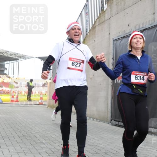 08.12.2024 - St. Pauli X-Mass-Run No. 14 H.Heesch http://msf.ph/oto/7490602 08.12.2024 10:04:47 Ziel 31, 89, 299, 627, 634, 791, 1421, 2380, 2382, 2383, 3008, 299, 595, 627, 634, 748, 2380, 2485 meine-sportfotos.de