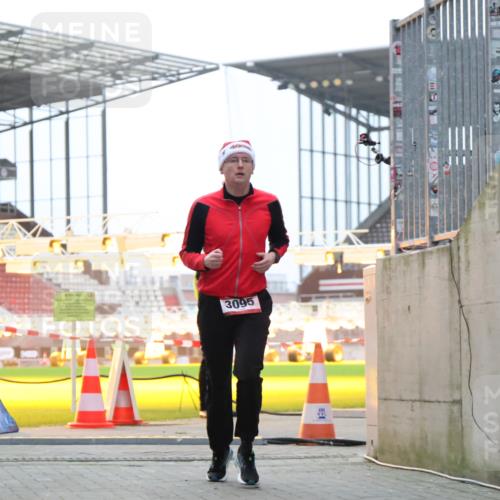 08.12.2024 - St. Pauli X-Mass-Run No. 14 H.Heesch http://msf.ph/oto/7490607 08.12.2024 09:56:56 Ziel 288, 2837, 2839, 3095 meine-sportfotos.de