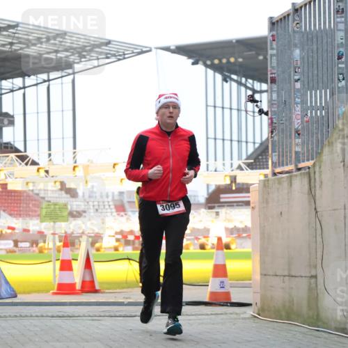 08.12.2024 - St. Pauli X-Mass-Run No. 14 H.Heesch http://msf.ph/oto/7490614 08.12.2024 09:56:56 Ziel 288, 2837, 2839, 3095 meine-sportfotos.de