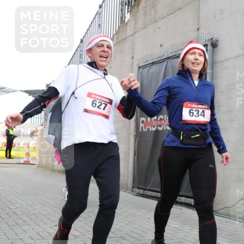 08.12.2024 - St. Pauli X-Mass-Run No. 14 H.Heesch http://msf.ph/oto/7490621 08.12.2024 10:04:47 Ziel 31, 89, 299, 627, 634, 791, 1421, 2380, 2382, 2383, 3008, 299, 595, 627, 634, 748, 2380, 2485 meine-sportfotos.de