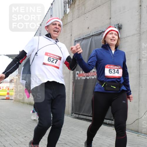 08.12.2024 - St. Pauli X-Mass-Run No. 14 H.Heesch http://msf.ph/oto/7490628 08.12.2024 10:04:47 Ziel 31, 89, 299, 627, 634, 791, 1421, 2380, 2382, 2383, 3008, 299, 595, 627, 634, 748, 2380, 2485 meine-sportfotos.de