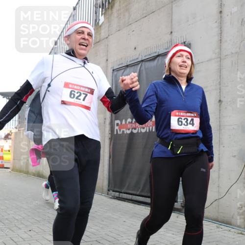 08.12.2024 - St. Pauli X-Mass-Run No. 14 H.Heesch http://msf.ph/oto/7490633 08.12.2024 10:04:47 Ziel 31, 89, 299, 627, 634, 791, 1421, 2380, 2382, 2383, 3008, 299, 595, 627, 634, 748, 2380, 2485 meine-sportfotos.de