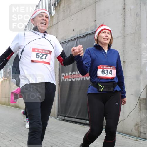08.12.2024 - St. Pauli X-Mass-Run No. 14 H.Heesch http://msf.ph/oto/7490641 08.12.2024 10:04:47 Ziel 31, 89, 299, 627, 634, 791, 1421, 2380, 2382, 2383, 3008, 299, 595, 627, 634, 748, 2380, 2485 meine-sportfotos.de