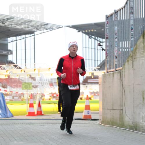 08.12.2024 - St. Pauli X-Mass-Run No. 14 H.Heesch http://msf.ph/oto/7490642 08.12.2024 09:56:56 Ziel 288, 2837, 2839, 3095 meine-sportfotos.de