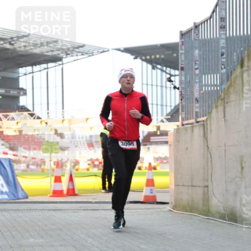 08.12.2024 - St. Pauli X-Mass-Run No. 14 H.Heesch http://msf.ph/oto/7490649 08.12.2024 09:56:56 Ziel 288, 2837, 2839, 3095 meine-sportfotos.de
