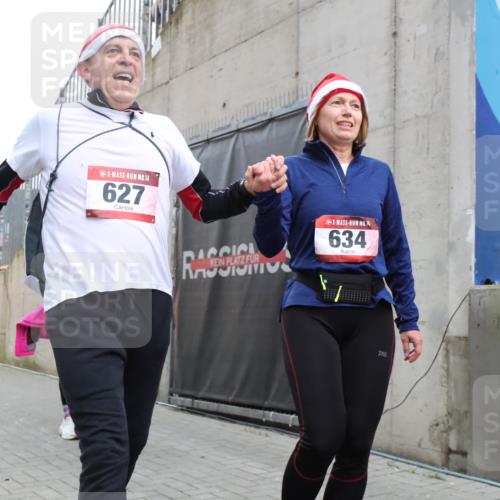 08.12.2024 - St. Pauli X-Mass-Run No. 14 H.Heesch http://msf.ph/oto/7490651 08.12.2024 10:04:47 Ziel 31, 89, 299, 627, 634, 791, 1421, 2380, 2382, 2383, 3008, 299, 595, 627, 634, 748, 2380, 2485 meine-sportfotos.de
