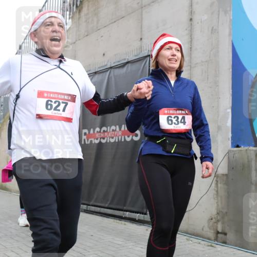 08.12.2024 - St. Pauli X-Mass-Run No. 14 H.Heesch http://msf.ph/oto/7490655 08.12.2024 10:04:47 Ziel 31, 89, 299, 627, 634, 791, 1421, 2380, 2382, 2383, 3008, 299, 595, 627, 634, 748, 2380, 2485 meine-sportfotos.de