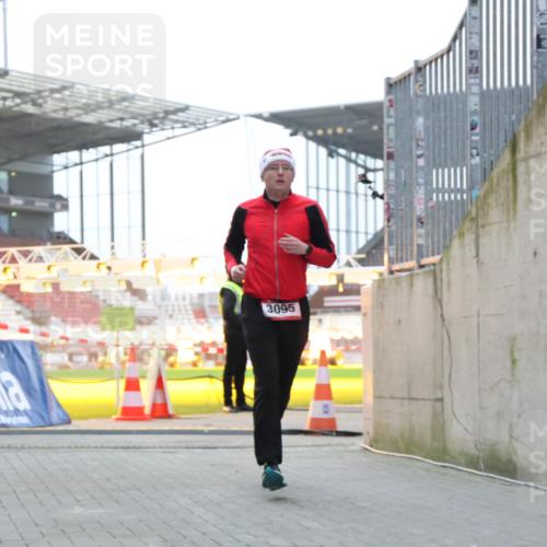 08.12.2024 - St. Pauli X-Mass-Run No. 14 H.Heesch http://msf.ph/oto/7490657 08.12.2024 09:56:56 Ziel 288, 2837, 2839, 3095 meine-sportfotos.de