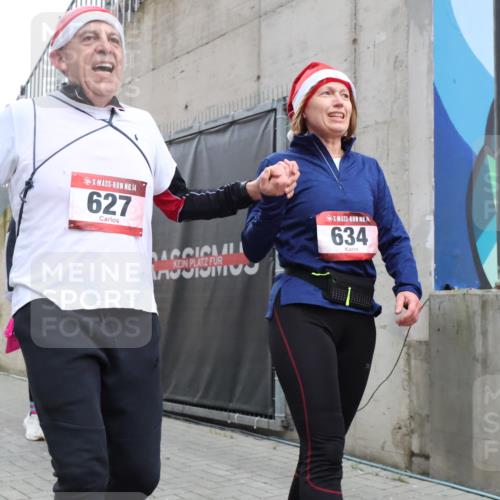 08.12.2024 - St. Pauli X-Mass-Run No. 14 H.Heesch http://msf.ph/oto/7490660 08.12.2024 10:04:47 Ziel 31, 89, 299, 627, 634, 791, 1421, 2380, 2382, 2383, 3008, 299, 595, 627, 634, 748, 2380, 2485 meine-sportfotos.de