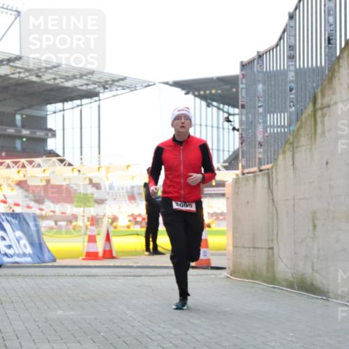 08.12.2024 - St. Pauli X-Mass-Run No. 14 H.Heesch http://msf.ph/oto/7490673 08.12.2024 09:56:56 Ziel 288, 2837, 2839, 3095 meine-sportfotos.de