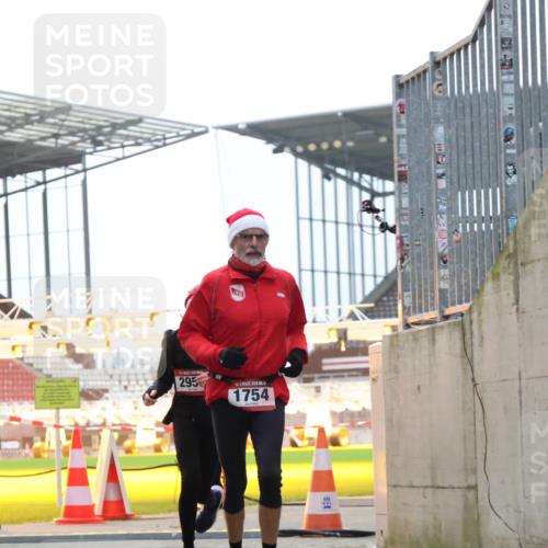 08.12.2024 - St. Pauli X-Mass-Run No. 14 H.Heesch http://msf.ph/oto/7490707 08.12.2024 09:57:05 Ziel 288, 2837, 2839, 3095, 1741, 1754, 2956, 3139 meine-sportfotos.de