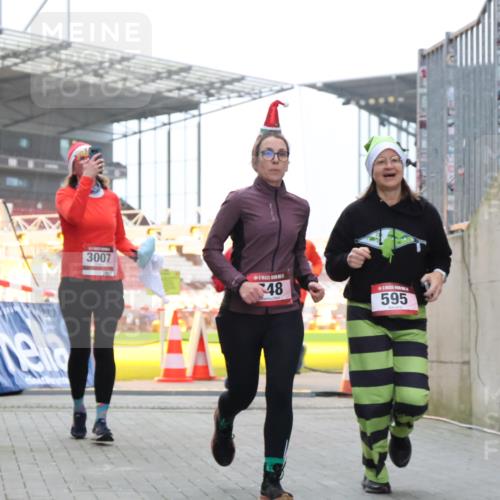 08.12.2024 - St. Pauli X-Mass-Run No. 14 H.Heesch http://msf.ph/oto/7490713 08.12.2024 10:04:53 Ziel 31, 89, 299, 627, 634, 791, 2380, 2382, 2383, 3008, 76, 172, 595, 748, 2485, 2758, 3007 meine-sportfotos.de