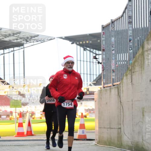 08.12.2024 - St. Pauli X-Mass-Run No. 14 H.Heesch http://msf.ph/oto/7490721 08.12.2024 09:57:05 Ziel 288, 2837, 2839, 3095, 1741, 1754, 2956, 3139 meine-sportfotos.de