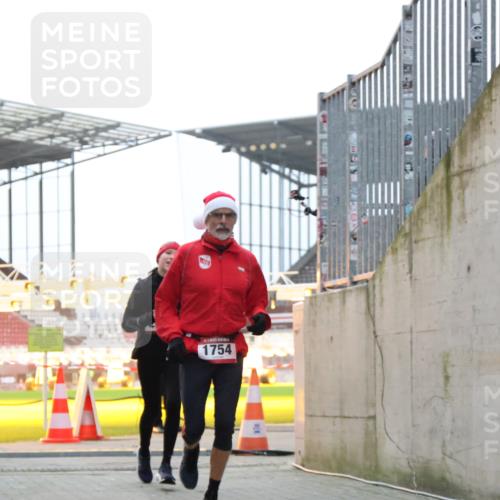 08.12.2024 - St. Pauli X-Mass-Run No. 14 H.Heesch http://msf.ph/oto/7490727 08.12.2024 09:57:05 Ziel 288, 2837, 2839, 3095, 1741, 1754, 2956, 3139 meine-sportfotos.de