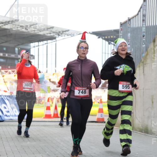 08.12.2024 - St. Pauli X-Mass-Run No. 14 H.Heesch http://msf.ph/oto/7490730 08.12.2024 10:04:53 Ziel 31, 89, 299, 627, 634, 791, 2380, 2382, 2383, 3008, 76, 172, 595, 748, 2485, 2758, 3007 meine-sportfotos.de