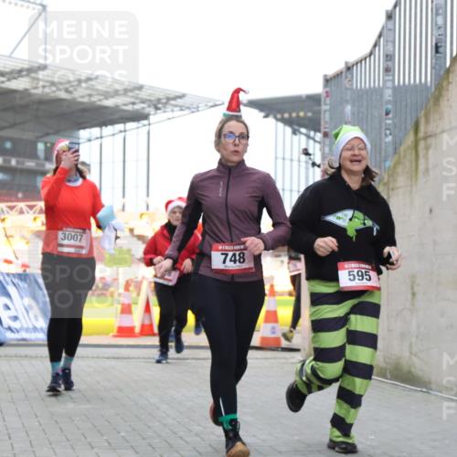08.12.2024 - St. Pauli X-Mass-Run No. 14 H.Heesch http://msf.ph/oto/7490740 08.12.2024 10:04:53 Ziel 31, 89, 299, 627, 634, 791, 2380, 2382, 2383, 3008, 76, 172, 595, 748, 2485, 2758, 3007 meine-sportfotos.de
