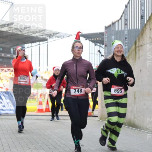 08.12.2024 - St. Pauli X-Mass-Run No. 14 H.Heesch http://msf.ph/oto/7490746 08.12.2024 10:04:54 Ziel 31, 89, 299, 595, 627, 634, 748, 791, 2380, 2382, 2383, 2485, 3008, 76, 172, 595, 748, 2485, 2758, 3007 meine-sportfotos.de