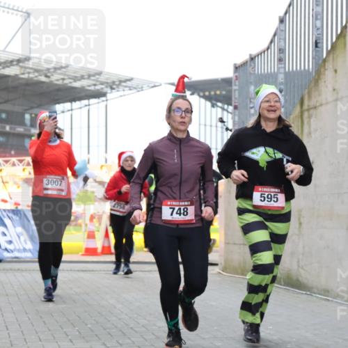 08.12.2024 - St. Pauli X-Mass-Run No. 14 H.Heesch http://msf.ph/oto/7490751 08.12.2024 10:04:54 Ziel 31, 89, 299, 595, 627, 634, 748, 791, 2380, 2382, 2383, 2485, 3008, 76, 172, 595, 748, 2485, 2758, 3007 meine-sportfotos.de