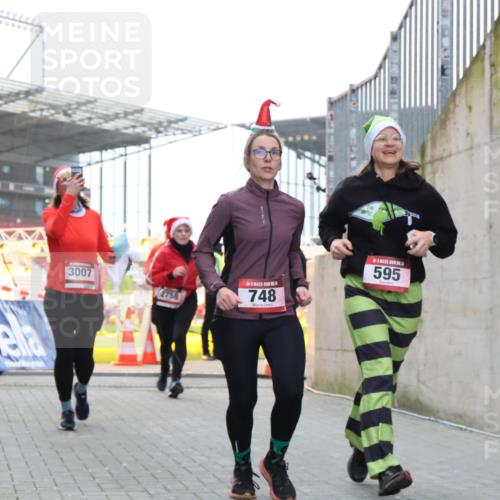 08.12.2024 - St. Pauli X-Mass-Run No. 14 H.Heesch http://msf.ph/oto/7490757 08.12.2024 10:04:54 Ziel 31, 89, 299, 595, 627, 634, 748, 791, 2380, 2382, 2383, 2485, 3008, 76, 172, 595, 748, 2485, 2758, 3007 meine-sportfotos.de