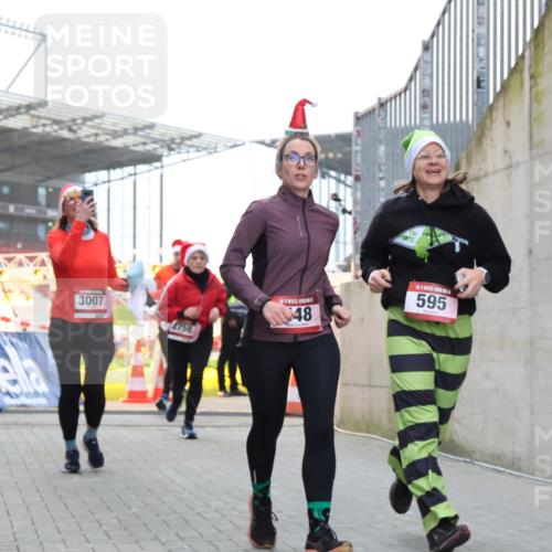 08.12.2024 - St. Pauli X-Mass-Run No. 14 H.Heesch http://msf.ph/oto/7490762 08.12.2024 10:04:54 Ziel 31, 89, 299, 595, 627, 634, 748, 791, 2380, 2382, 2383, 2485, 3008, 76, 172, 595, 748, 2485, 2758, 3007 meine-sportfotos.de