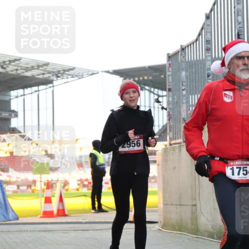 08.12.2024 - St. Pauli X-Mass-Run No. 14 H.Heesch http://msf.ph/oto/7490765 08.12.2024 09:57:06 Ziel 288, 1754, 2837, 2839, 2956, 3095, 1741, 1754, 2956, 3139 meine-sportfotos.de