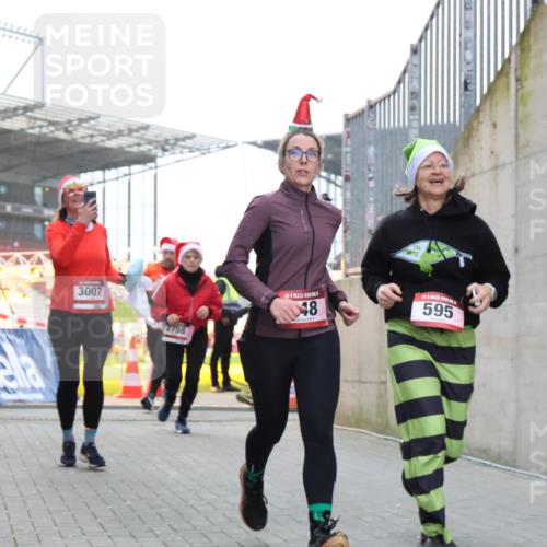 08.12.2024 - St. Pauli X-Mass-Run No. 14 H.Heesch http://msf.ph/oto/7490769 08.12.2024 10:04:54 Ziel 31, 89, 299, 595, 627, 634, 748, 791, 2380, 2382, 2383, 2485, 3008, 76, 172, 595, 748, 2485, 2758, 3007 meine-sportfotos.de