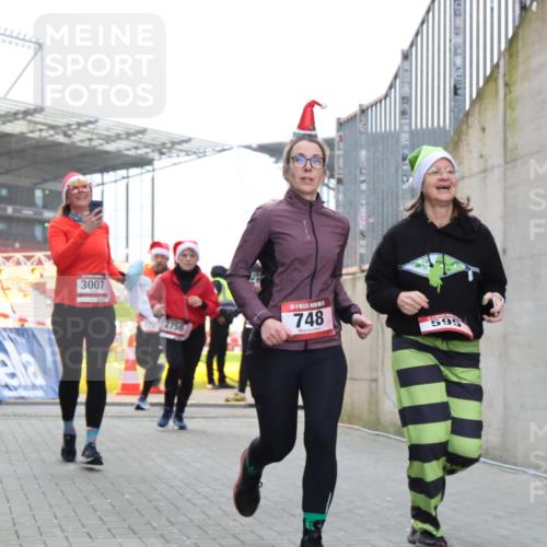 08.12.2024 - St. Pauli X-Mass-Run No. 14 H.Heesch http://msf.ph/oto/7490779 08.12.2024 10:04:54 Ziel 31, 89, 299, 595, 627, 634, 748, 791, 2380, 2382, 2383, 2485, 3008, 76, 172, 595, 748, 2485, 2758, 3007 meine-sportfotos.de