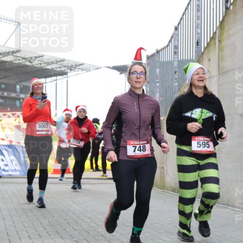 08.12.2024 - St. Pauli X-Mass-Run No. 14 H.Heesch http://msf.ph/oto/7490784 08.12.2024 10:04:54 Ziel 31, 89, 299, 595, 627, 634, 748, 791, 2380, 2382, 2383, 2485, 3008, 76, 172, 595, 748, 2485, 2758, 3007 meine-sportfotos.de