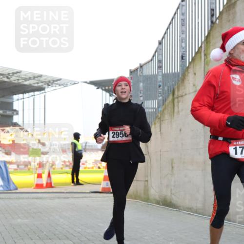 08.12.2024 - St. Pauli X-Mass-Run No. 14 H.Heesch http://msf.ph/oto/7490804 08.12.2024 09:57:06 Ziel 288, 1754, 2837, 2839, 2956, 3095, 1741, 1754, 2956, 3139 meine-sportfotos.de