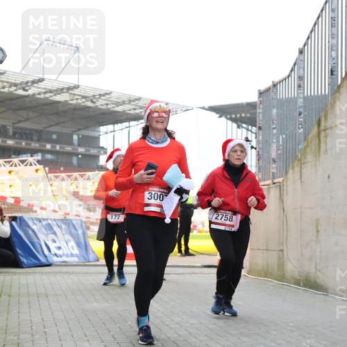08.12.2024 - St. Pauli X-Mass-Run No. 14 H.Heesch http://msf.ph/oto/7490807 08.12.2024 10:04:55 Ziel 31, 89, 299, 595, 627, 634, 748, 791, 2380, 2382, 2383, 2485, 76, 172, 595, 748, 2485, 2758, 2937, 3007 meine-sportfotos.de