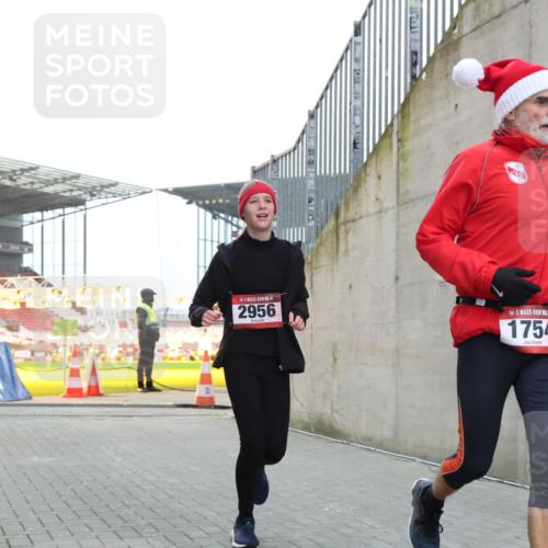 08.12.2024 - St. Pauli X-Mass-Run No. 14 H.Heesch http://msf.ph/oto/7490815 08.12.2024 09:57:07 Ziel 1754, 2837, 2839, 2956, 3095, 1741, 1754, 2956, 3139 meine-sportfotos.de