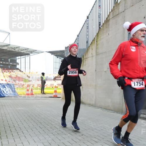 08.12.2024 - St. Pauli X-Mass-Run No. 14 H.Heesch http://msf.ph/oto/7490828 08.12.2024 09:57:07 Ziel 1754, 2837, 2839, 2956, 3095, 1741, 1754, 2956, 3139 meine-sportfotos.de