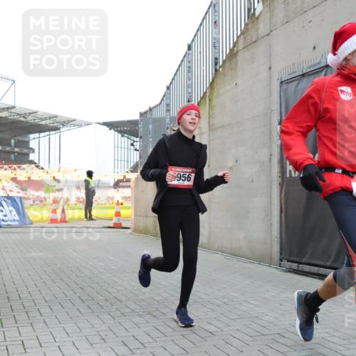 08.12.2024 - St. Pauli X-Mass-Run No. 14 H.Heesch http://msf.ph/oto/7490850 08.12.2024 09:57:07 Ziel 1754, 2837, 2839, 2956, 3095, 1741, 1754, 2956, 3139 meine-sportfotos.de