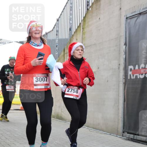 08.12.2024 - St. Pauli X-Mass-Run No. 14 H.Heesch http://msf.ph/oto/7490854 08.12.2024 10:04:56 Ziel 299, 595, 627, 634, 748, 791, 2380, 2382, 2383, 2485, 2758, 3007, 76, 172, 595, 748, 2485, 2758, 2937, 3007 meine-sportfotos.de