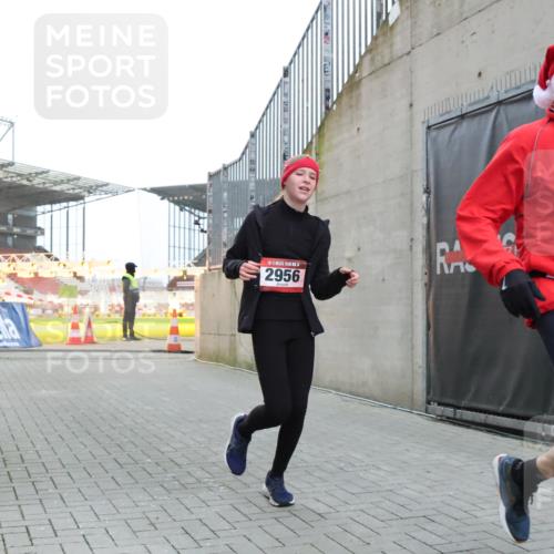 08.12.2024 - St. Pauli X-Mass-Run No. 14 H.Heesch http://msf.ph/oto/7490857 08.12.2024 09:57:07 Ziel 1754, 2837, 2839, 2956, 3095, 1741, 1754, 2956, 3139 meine-sportfotos.de