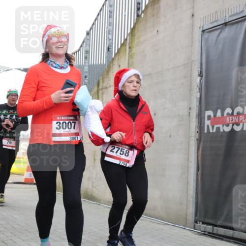 08.12.2024 - St. Pauli X-Mass-Run No. 14 H.Heesch http://msf.ph/oto/7490860 08.12.2024 10:04:56 Ziel 299, 595, 627, 634, 748, 791, 2380, 2382, 2383, 2485, 2758, 3007, 76, 172, 595, 748, 2485, 2758, 2937, 3007 meine-sportfotos.de